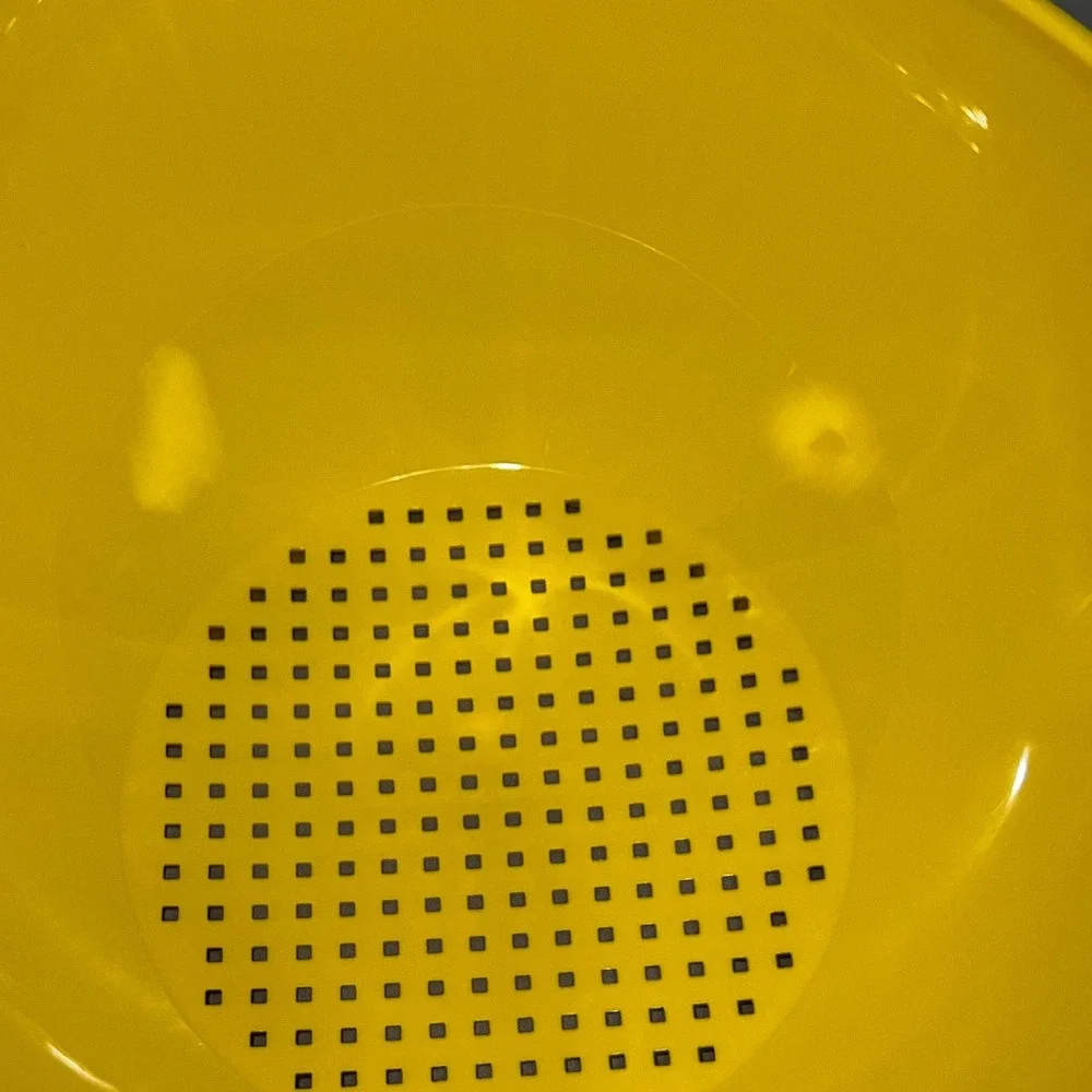Vintage Tupperware #1523 Large 2 QT. Yellow Colander Strainer Pour‎ Spout Lemon
